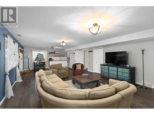 145 Magic Drive, Kelowna, BC - Indoor Photo Showing Living Room
