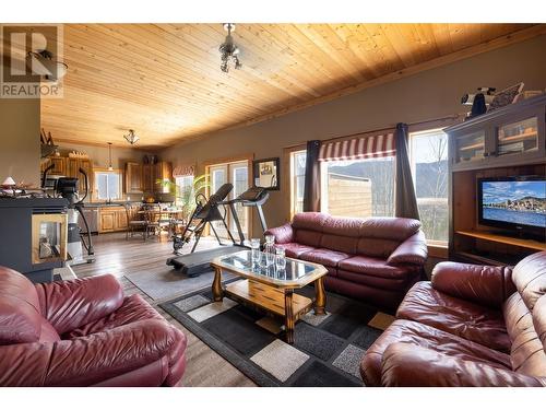 310 Grandview Bench Road, Grindrod, BC - Indoor Photo Showing Living Room