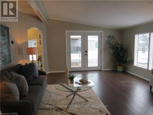 #120 -198 Springbank Dr, London, ON - Indoor Photo Showing Living Room