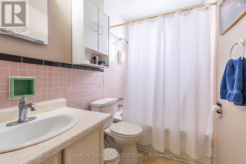 18 Lyndsay Street, Brantford, ON - Indoor Photo Showing Bathroom
