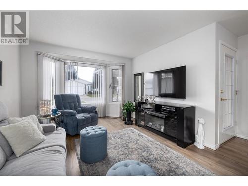 1255 Raymer Avenue Unit# 590, Kelowna, BC - Indoor Photo Showing Living Room