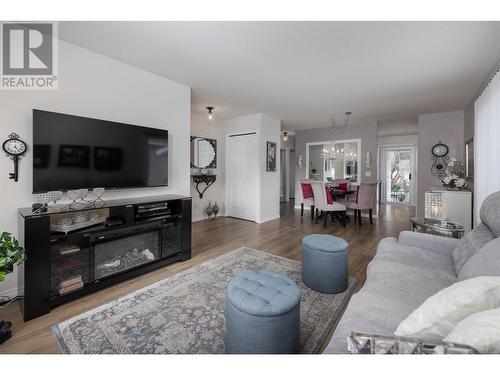 1255 Raymer Avenue Unit# 590, Kelowna, BC - Indoor Photo Showing Living Room