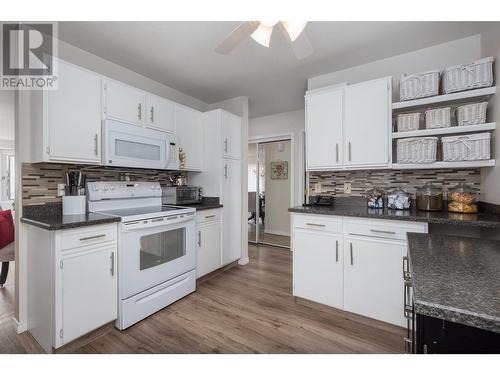1255 Raymer Avenue Unit# 590, Kelowna, BC - Indoor Photo Showing Kitchen