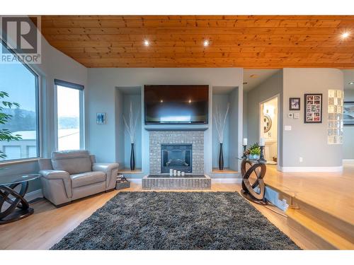 100 Fir Avenue, Kaleden, BC - Indoor Photo Showing Living Room With Fireplace