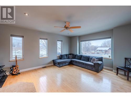 100 Fir Avenue, Kaleden, BC - Indoor Photo Showing Living Room