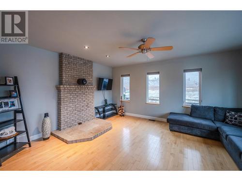 100 Fir Avenue, Kaleden, BC - Indoor Photo Showing Living Room
