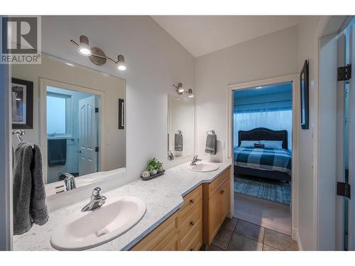 100 Fir Avenue, Kaleden, BC - Indoor Photo Showing Bathroom