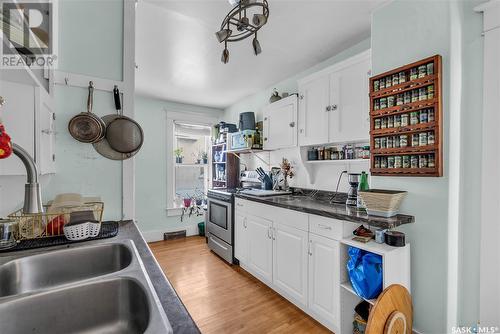 523 11Th Street E, Saskatoon, SK - Indoor Photo Showing Kitchen With Double Sink