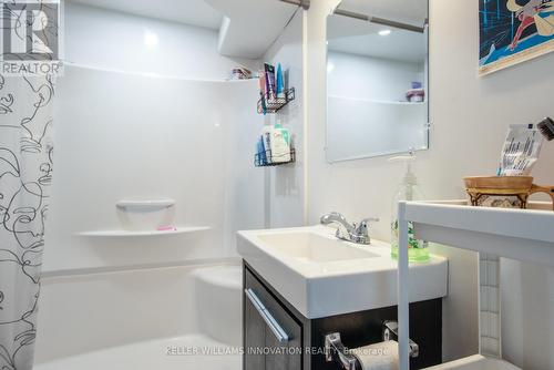70-72 Waterloo Ave, Guelph, ON - Indoor Photo Showing Bathroom
