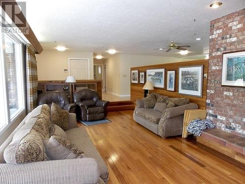 30 Country Club Boulevard, Williams Lake, BC - Indoor Photo Showing Living Room