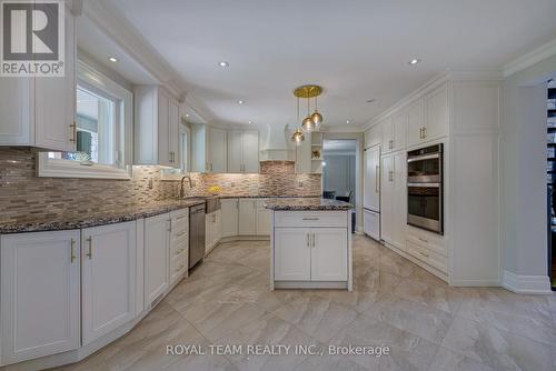 119 Cambridge Crescent, Richmond Hill, ON - Indoor Photo Showing Kitchen With Upgraded Kitchen