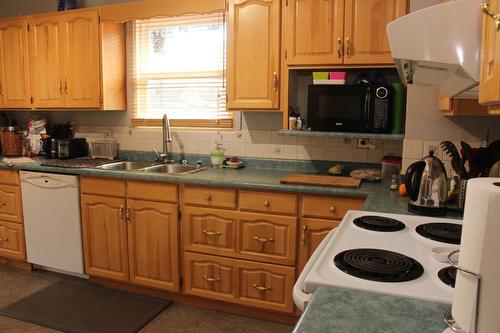 1495 Third Avenue, Trail, BC - Indoor Photo Showing Kitchen With Double Sink