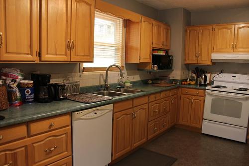 1495 Third Avenue, Trail, BC - Indoor Photo Showing Kitchen With Double Sink