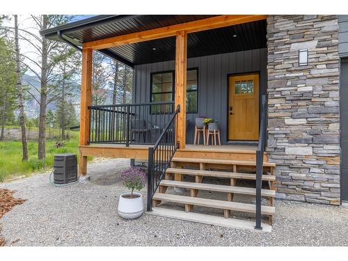 1212 Swansea Crescent, Windermere, BC - Indoor Photo Showing Kitchen With Upgraded Kitchen