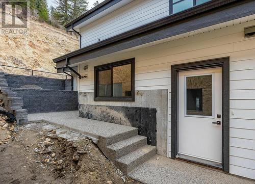 1221 Lone Pine Drive, Kelowna, BC - Outdoor With Exterior