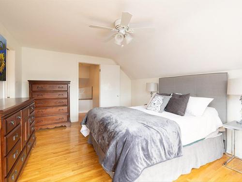 Master bedroom - 118 Av. De Pickwood Crescent, Pointe-Claire, QC - Indoor Photo Showing Bedroom
