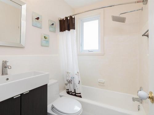 Bathroom - 118 Av. De Pickwood Crescent, Pointe-Claire, QC - Indoor Photo Showing Bathroom