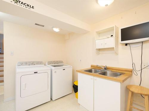 Salle de lavage - 118 Av. De Pickwood Crescent, Pointe-Claire, QC - Indoor Photo Showing Laundry Room