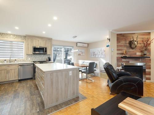 Cuisine - 34 Rue Rouleau, Notre-Dame-De-L'Île-Perrot, QC - Indoor Photo Showing Kitchen With Upgraded Kitchen