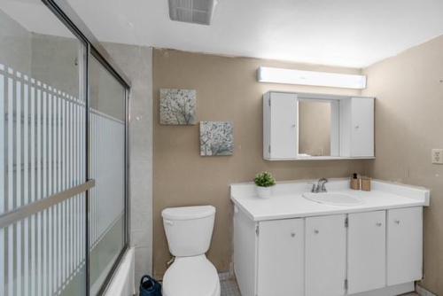40 Panorama Court|Unit #1207, Toronto, ON - Indoor Photo Showing Bathroom