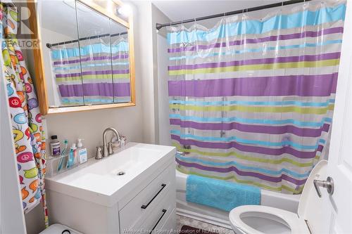 15-17 Woods Street, Chatham, ON - Indoor Photo Showing Bathroom