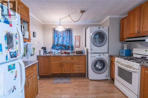 15-17 Woods Street, Chatham, ON - Indoor Photo Showing Laundry Room