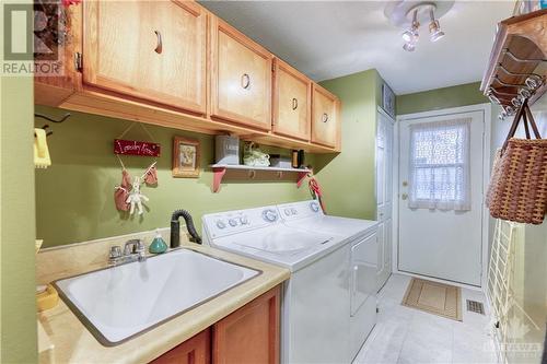 Direct access from garage - 5 Huntmaster Lane, Ottawa, ON - Indoor Photo Showing Laundry Room