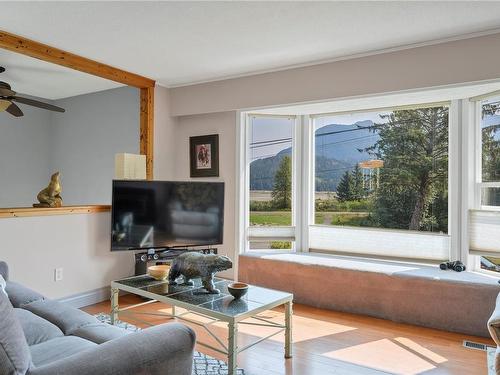 260 Kelsey Way, Sayward, BC - Indoor Photo Showing Living Room