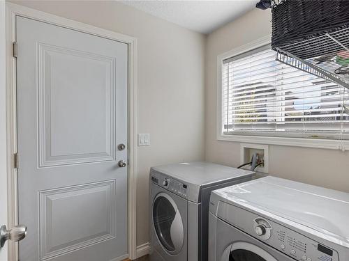235 Ninth St, Nanaimo, BC - Indoor Photo Showing Laundry Room