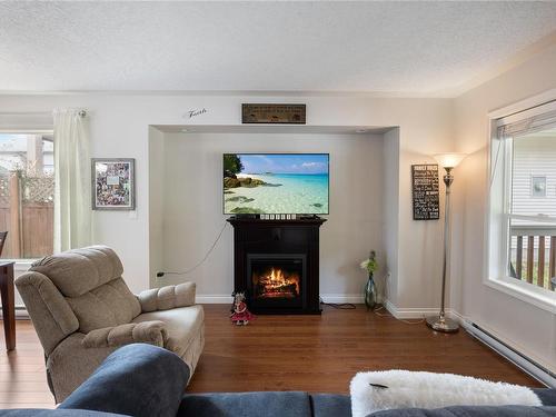 235 Ninth St, Nanaimo, BC - Indoor Photo Showing Living Room With Fireplace