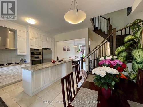 36 Carrville Woods Circle, Vaughan, ON - Indoor Photo Showing Kitchen With Upgraded Kitchen
