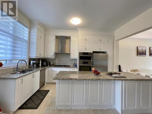 36 Carrville Woods Circ, Vaughan, ON - Indoor Photo Showing Kitchen With Double Sink With Upgraded Kitchen