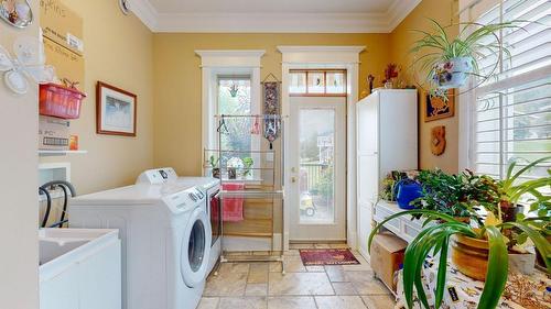 1062 Simmons Road, Creston, BC - Indoor Photo Showing Laundry Room