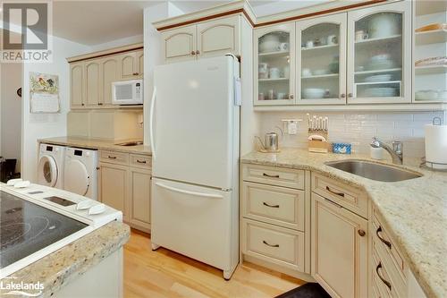 181 Collier Street Unit# Ph-1502, Barrie, ON - Indoor Photo Showing Kitchen