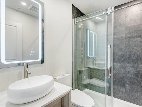 Salle de bains attenante Ã  la CCP - 905-3000 Boul. Thimens, Montréal (Saint-Laurent), QC - Indoor Photo Showing Bathroom