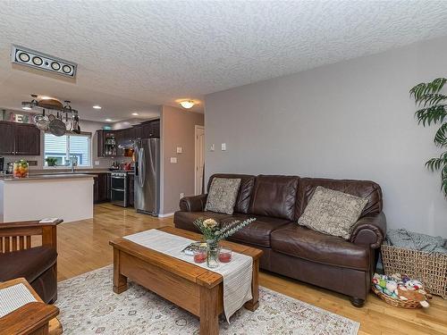 2214 Townsend Rd, Sooke, BC - Indoor Photo Showing Living Room
