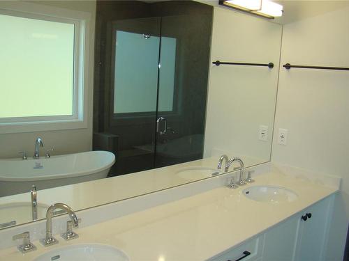 976 Bruce Ave, Nanaimo, BC - Indoor Photo Showing Bathroom