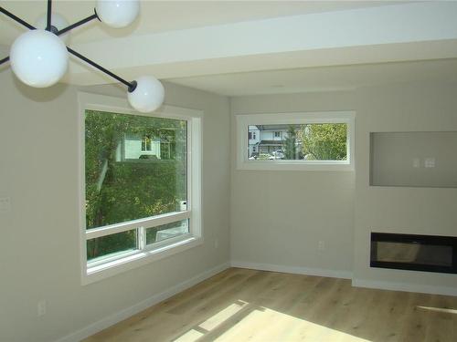 976 Bruce Ave, Nanaimo, BC - Indoor With Fireplace