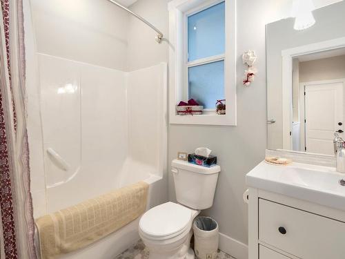 9918 Victoria Rd, Chemainus, BC - Indoor Photo Showing Bathroom