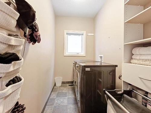 422 Azure Place, Kamloops, BC - Indoor Photo Showing Laundry Room