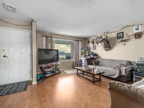 1604 Stage Rd, Cache Creek, BC - Indoor Photo Showing Living Room
