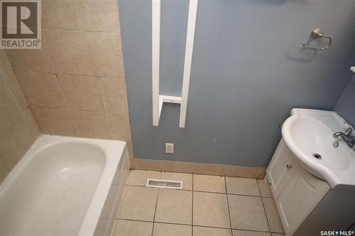 1525 Kilburn Avenue, Saskatoon, SK - Indoor Photo Showing Bathroom