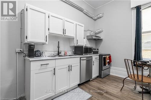 300-302 Oxford St E, London, ON - Indoor Photo Showing Kitchen
