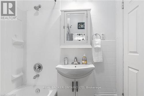 300-302 Oxford Street E, London, ON - Indoor Photo Showing Bathroom