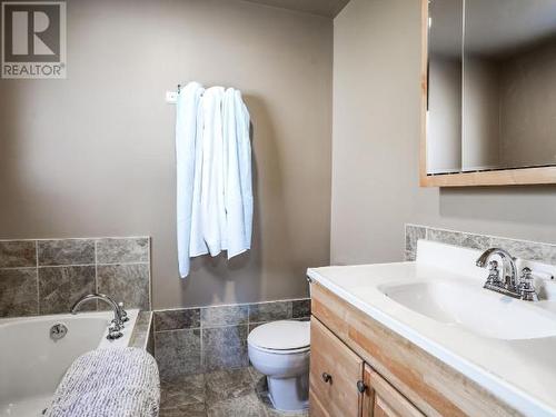 4743 Fernwood Ave, Powell River, BC - Indoor Photo Showing Bathroom