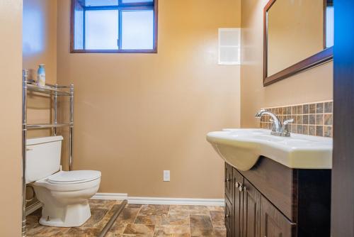 1777 First Street, Fruitvale, BC - Indoor Photo Showing Bathroom