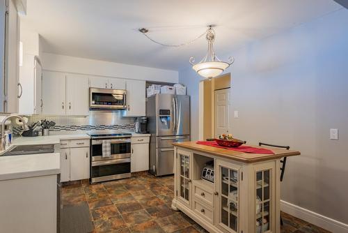 1777 First Street, Fruitvale, BC - Indoor Photo Showing Kitchen