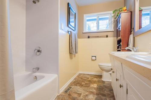 1777 First Street, Fruitvale, BC - Indoor Photo Showing Bathroom
