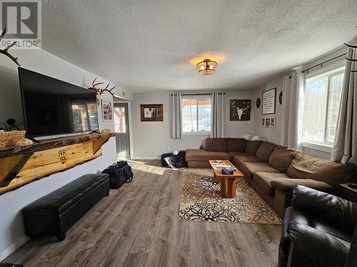 379 97 Highway S, Chetwynd, BC - Indoor Photo Showing Living Room