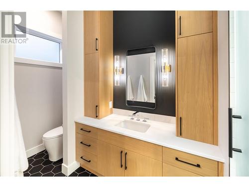 570 Clifton Court, Kelowna, BC - Indoor Photo Showing Bathroom